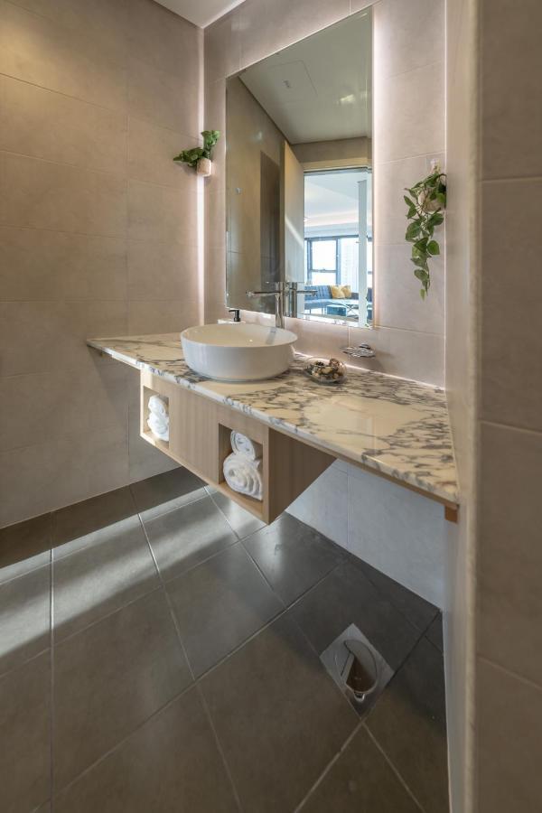 Апартаменти Magical With Rooftop Pool & Burj Khalifa View *