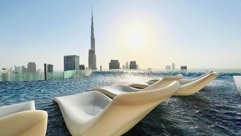 Magical With Rooftop Pool & Burj Khalifa View Дубай